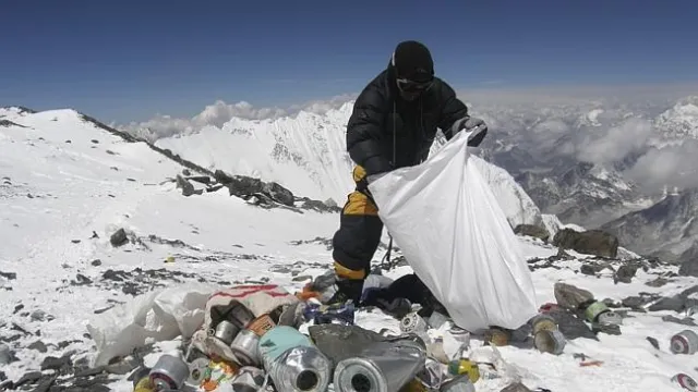 Nepal to force Everest climbers to collect rubbish